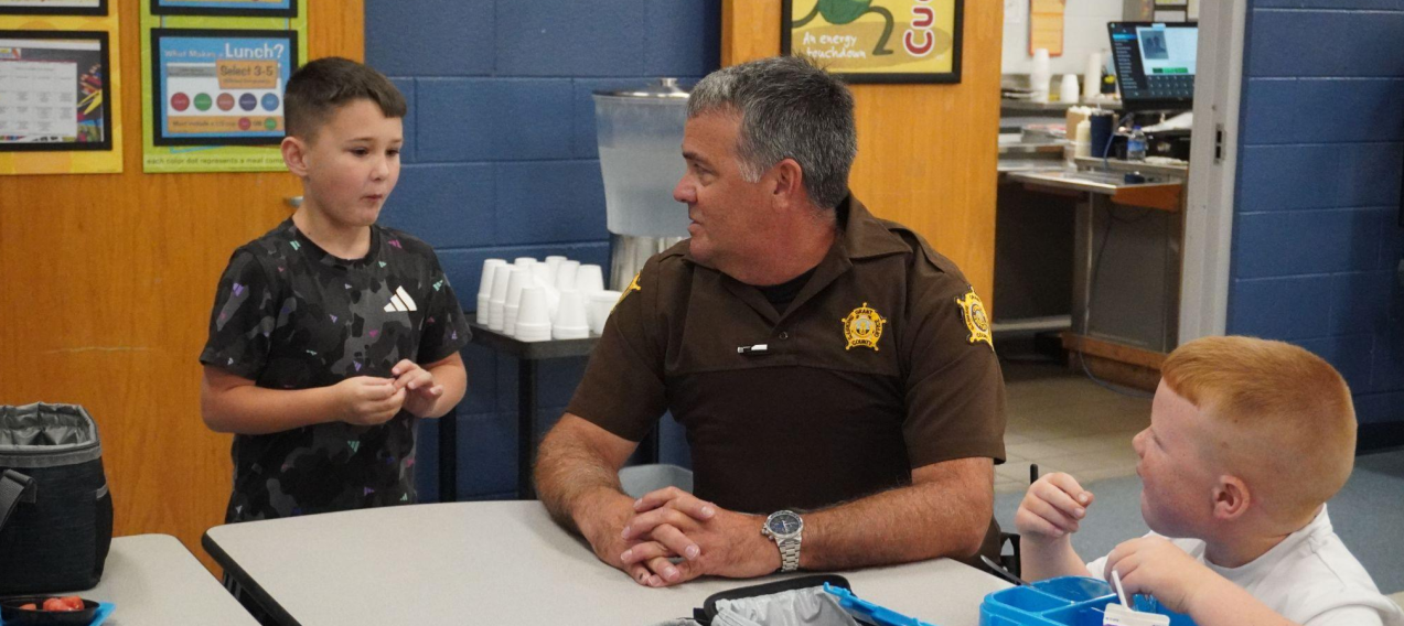 School SRO Eating lunch with students